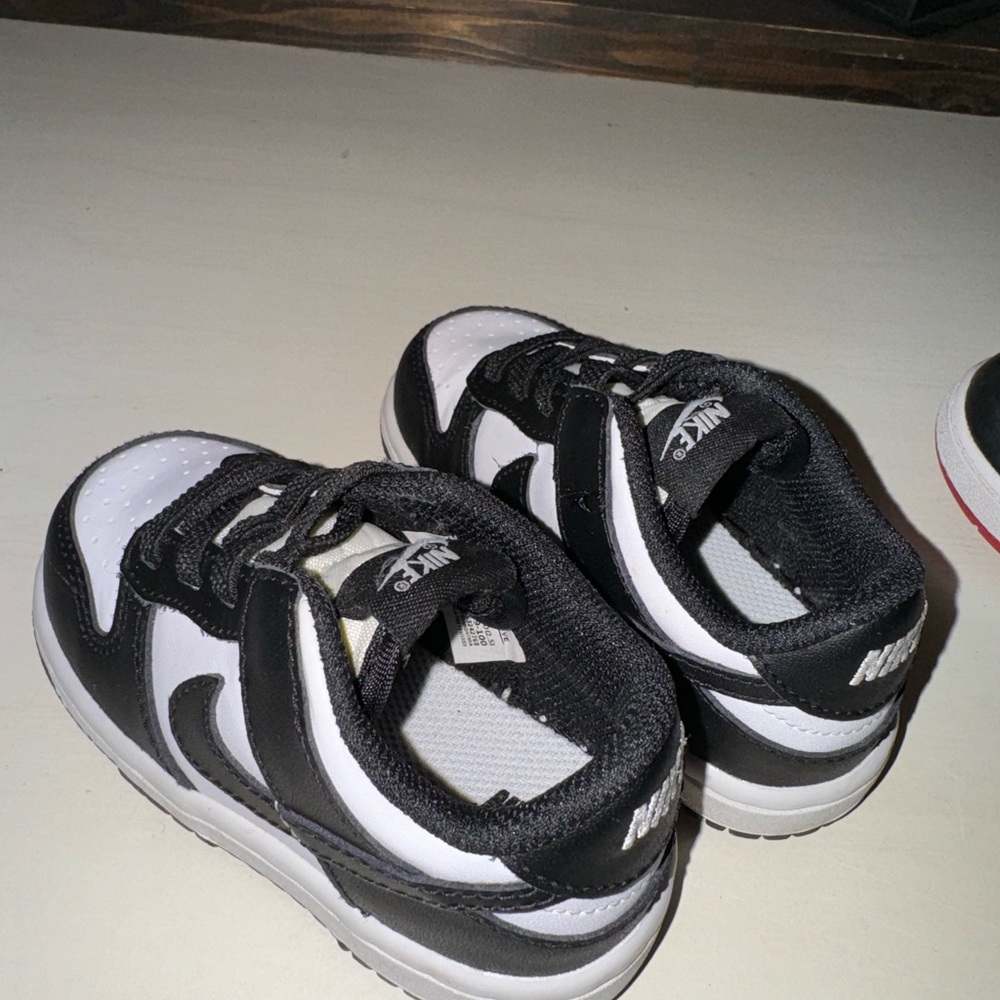 GENTLY USED! super cute kids/toddlers NIKE “panda dunks” super comfortable!